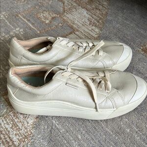 Dr. Scholl's Cream Lace-Up Platform Sneakers